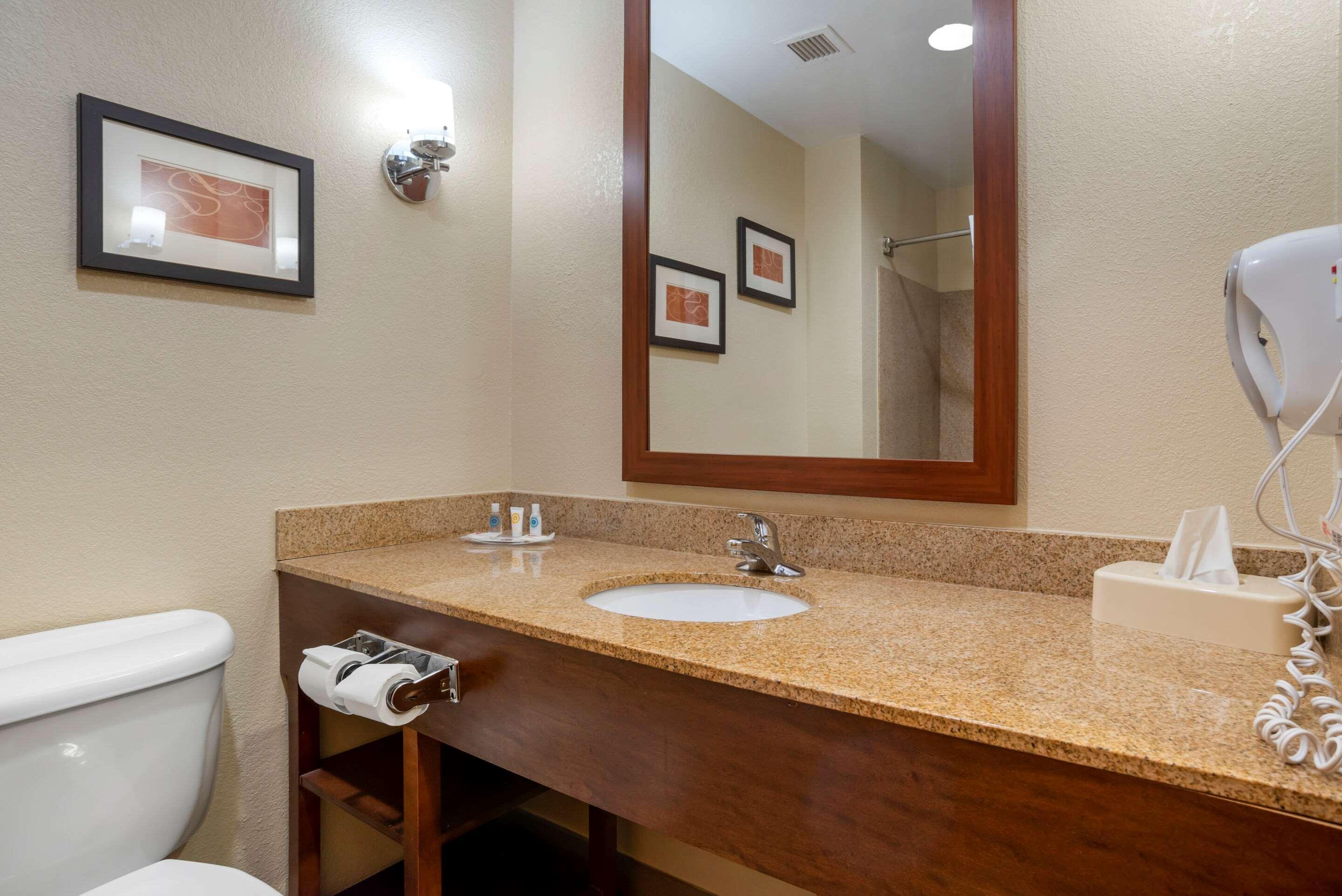 Comfort Suites Oxford I-20 Exit 188 Exterior photo